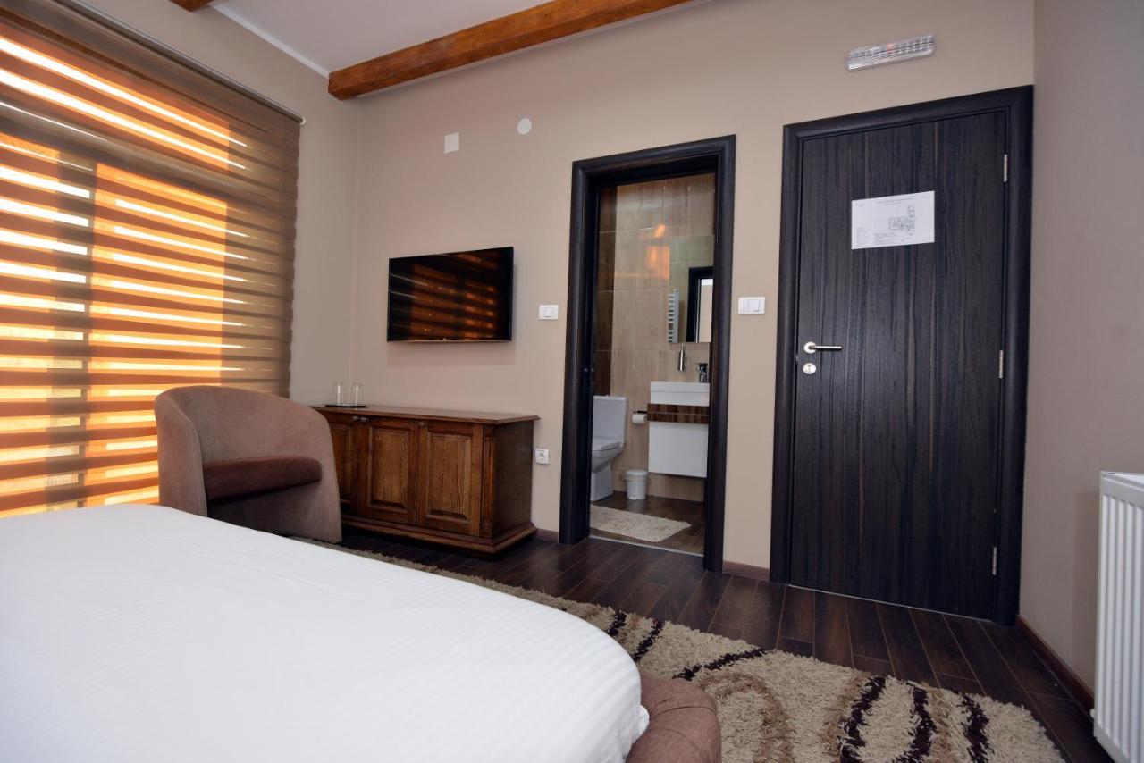 كراغوييفاك Garni Hotel Kaca المظهر الخارجي الصورة